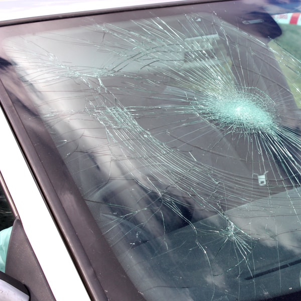 which auto glass replacement company to call and what is the price cost to fix broken windshield 
